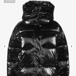 Calvin kline dun jacka - Säljer nu min Calvin Kline jacka, knappt använd då jag har en annan också. I fint skick och inga defekter, passar större storlekar än s, skulle säga att den passar M/L också beroende på hur man vill att den ska sitta💕skriv för fler bilder eller vid frågor