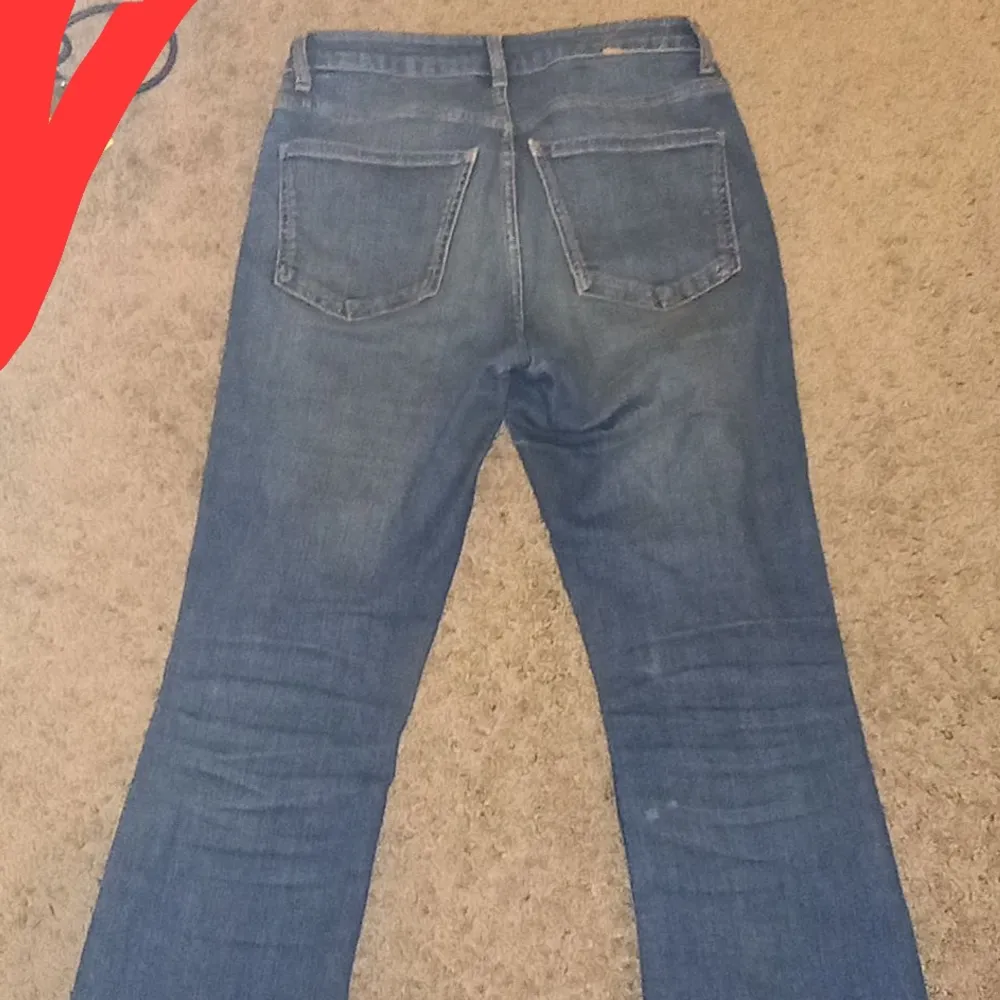 Jätte fina jeans som är low waist säljer för att jag har vuxit ur dem💓 Köpt för ungefär 400.. Jeans & Byxor.
