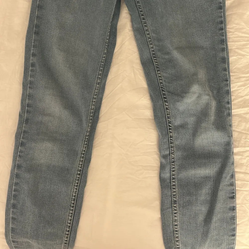 Lågmidjade jeans i fint skick från Levis. Modell samt storlek på 3e bilden 💕. Jeans & Byxor.