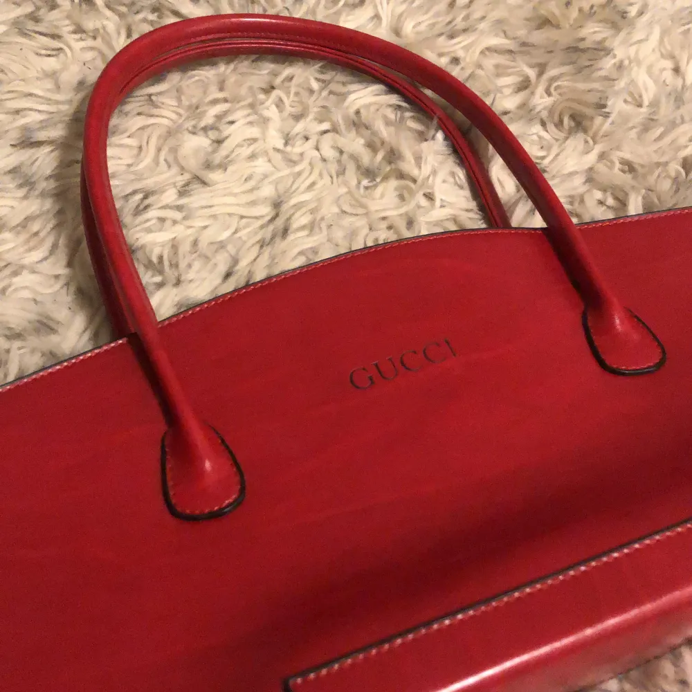 En helt ny handväska oanvänd , passar bra till jul och nyår eller den som älskar utmanande färger . Den är i eiktig bra kvalite, svårt att tro men det är en A-kopia av Gucci. Väskor.