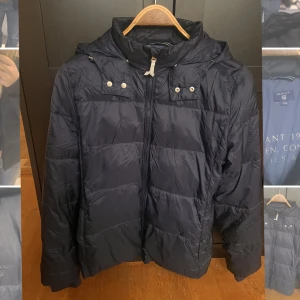 Jacka - Jacka från Gant. Pufferjacka / dunjacka i marinblå färg. Skriv för fler bilder 💕