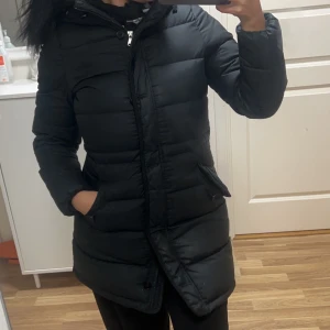 GANT vinterjacka  - D2. LONG DOWN JACKET från GANT. I bra skick använd ca 1 höst/vinter. Pris går att diskuteras. Nypris ca 3600 kr