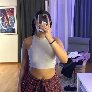 Baby blå topp - Baby blå kort topp, brukar använda utan bh mycket finare!!