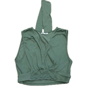 Grön topp - Topp med djup urringning och knytning i midjan, från Zara strl S