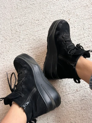 Skor - Så snygga med hög sula!💕 Varma och passar perfekt nu till vintern❄️ Är slitna på en del ställen men är fortfarande i acceptabelt skick! Hör av vid den minsta fundering!😘