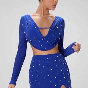 Fest tröja - Super snygg blå fest tröja med vita pärlor på! Storlek M, aldrig använd och prislapp finns kvar.