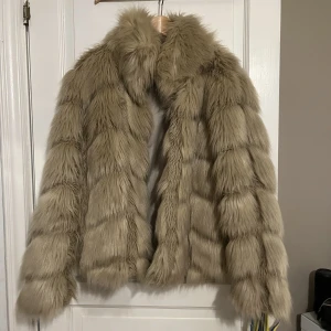 Pälsjacka - Jättefin och varm pälsjacka i jättefint skick. Endast använd vid några få tillfällen. Kan gå ner i pris vid en snabb affär!