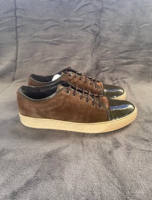 Lanvin - Säljer ett par tvärfeta Lanvin skor i storlek 43/44. Skorna är i väldigt bra skick, men har små tecken på användning. Obs inget OG medföljer. Skriv gärna för fler bilder 