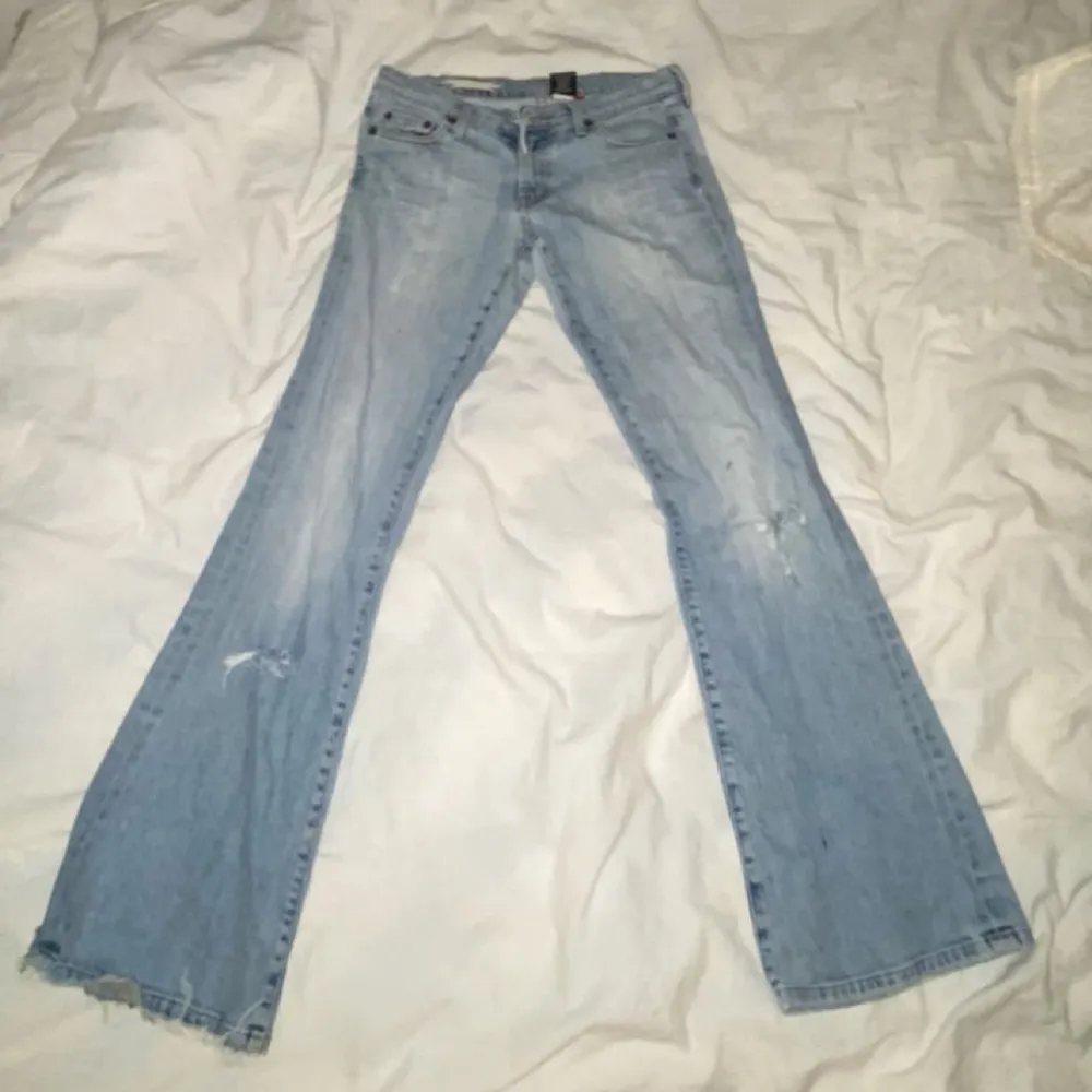 Ett par ljus grå blå Low waist jeans från Red Engine. Dom har insydda snören. Säljer eftersom dom är för korta för mig, jag är 1,74cm dom är i storlek 29 men är väldigt små i storleken. Skulle säga att dom passar 27-28. Använd gärna köp Direk 💕. Jeans & Byxor.
