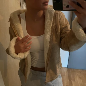 Mocka och pälsjacka - Vintage brun jacka. Varm att ha i vinter❣️