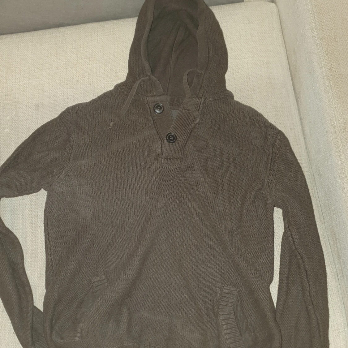 brun stickad huvtröja - 90