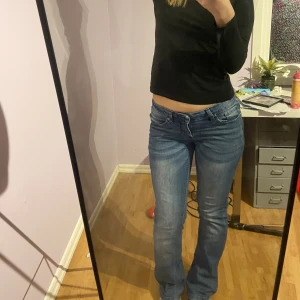 Low waist bootcut jeans - Jättefina💕. Storlek 36 men stretchiga så passar även 38💕. Perfekta i längd för mig som är 165. Tryck gärna ”köp nu”💕Först till kvarn!💕