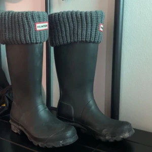 Hunter stövlar med sockor - Hunter stövlar med sockor  Stl 36 men passar stl 37 Nypris stövlar 1500:- Nypris sockor 700:-