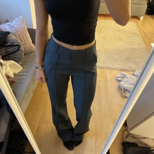 Perfekta kostymbyxorna - Säljer de populära mörkgröna  kostymbyxorna från Madlady!  Byxorna är långa & sitter verkligen som en smäck på kroppen. De är använda en gång och har inga tecken på användning alls. Köptes för 599 kr, jag säljer för 250 kr🫶🏼