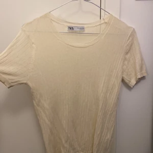 Tröja - Säljer denna super fina tröja jag köpte på zara, jag har aldrig använt denna då den inte passat mig i smaken. Men den är i jätte bra skick, lite kallare och genomskinlig som man ser på bilden 