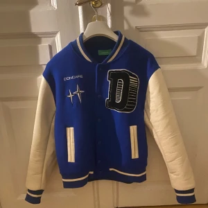 DONCARE Collegejacka till salu - Till salu för 450:- DONCARE (AFGK) "CASINO VARSITY JACKET" Nypris: 1800:- /$175 Använd 4 gånger, nyskick. Armarna i läder och resten i blått tyg. Funkar väldigt bra att använda som vårjacka men även höstjackan då den håller värmen väldigt bra!  
