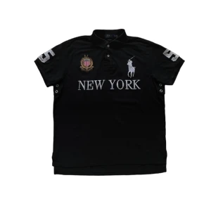New York Polo - sjuk chief keef semetary ahh svart polo tröja med vit new york text😄😄🙏 säljer för den va för stor men den va jääävligt fet🥹 inga defekter vad jag märkt😄😁(vitare än på andra bilden,, dåligt ljus)