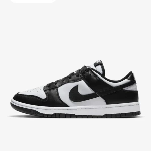 Nike pandas dunks low  -   tjena grisch gadderoben här säljer ett par Nike skor nypris 1399kr  mitt pris 389kr för dem e lite cresade och smutsiga men går nog att tvätta bort s  Nog att tvätta bort sålt för 450 innan men nu med rul rea så kostar dem 349kr