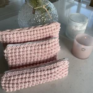 Handvirkade necessärer  - Jag säljer handvirkade & egendesignade necessärer💕Gjorda av ekologiskt garn, återvunnet tyg & återanvända dragkedjor♻️om du är intresserad av att köpa eller har frågor så är det bara att höra av sig!