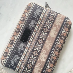 Datorfodral💕 - Säljer nu mitt fina datorfodral från sellpy💓 köptes som nyskick så det finns inga defekter!priset kan diskuteras och är öppen för byten