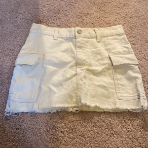 Fin lågmidjad jeanskjol❤️😽🫶🏻 - Fin lågmidjad jeans kol som är beige❤️ Den är fransig längst ner och har fickor på sidan🫶🏻 Den har inga defekter men är använd😽Är från Pull and Bear💕 Storlek XXS💗