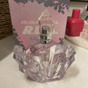 Arians Grande R.E.M 100ml - Nästan oanvänd parfym från ariana grande, 100ml. Den heter R.E.M eau de parfum 100ml