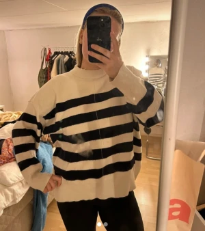 Stickad Tröja - Fin stickad tröja från zara med marinblå ränder, passar både på vintern och sommarkvällar☺️bra skick men lite nopprig, går dock att ta bort.