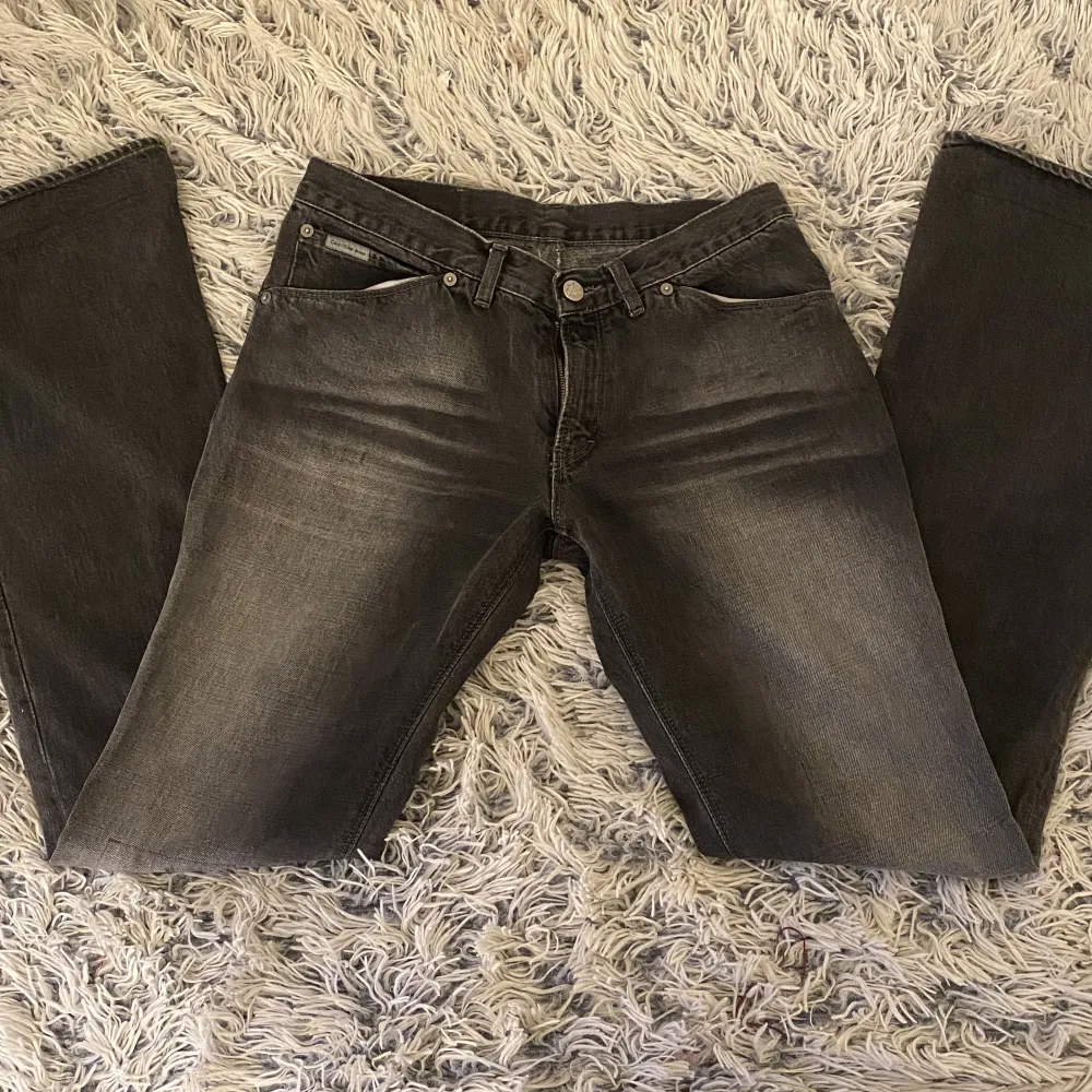 Säljer dessa skit snygga, utsvängda, låg midjade Calvin Klein jeans från 2000-talet då de tyvärr inte kommer till användning. Midjemått: 37 cm innerbenslängd: 81 cm. Skriv för fler bilder eller mått 💕. Jeans & Byxor.
