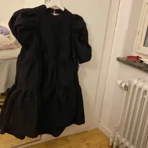 Snygg svart klänning som jag köpte på Sellpy, den var tyvärr för stor. Öppen  i ryggen med knytning. 