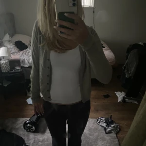 Stickad kofta  - En jättefin skön kofta som är perfekt nu till hösten den har ett litet litet hål vid lappen ungefär men man ser de knappast