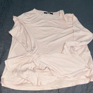 Tröja - Säljer en tröja som jag har förvarat ganska länge men aldrig använt för har liknande tröjor, men den är helt oanvänd och ganska fin och matchar till allt