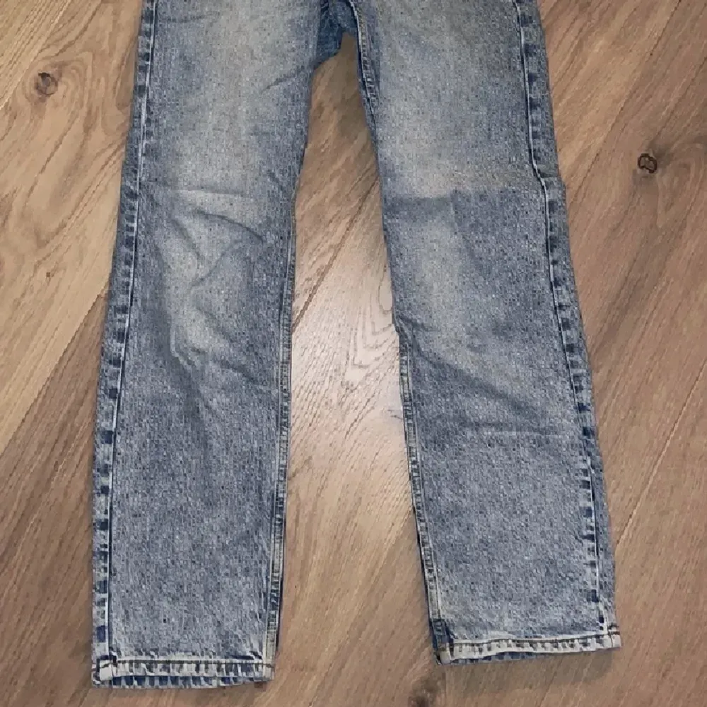 Bikbok high waist jeans. Stl 24, nypris 600kr. Knappt använda. Skriv för fler frågor eller intresse . Jeans & Byxor.