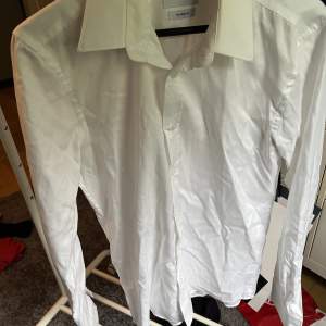 Skjorta från bläck i tailored fit, storlek S