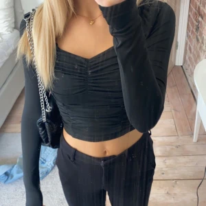 svart tröja - säljer denna svarta fina tröja då den inte kommer till användning, helt oanvänd endast testad ❤️