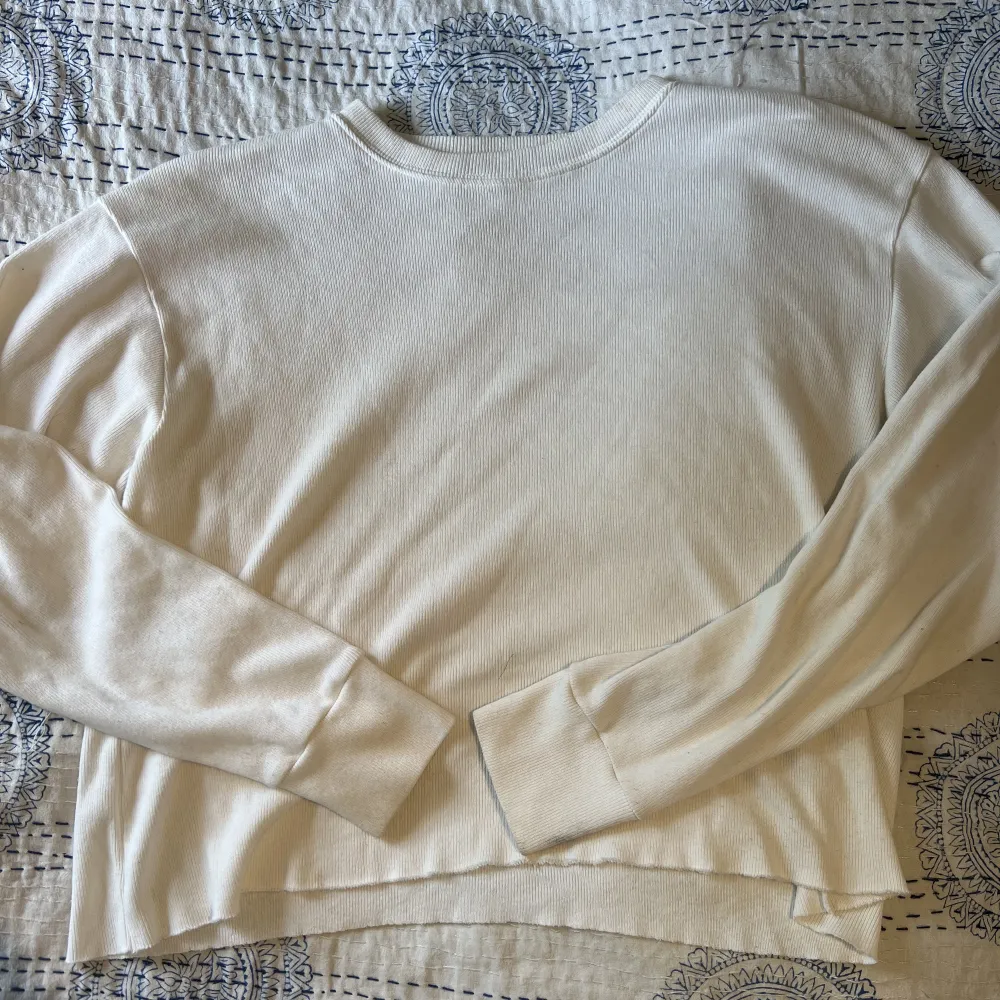 En tunn sweatshirt i vit från Brandy Melville🤍🤍 Så lätt att styla och ett måste i garderoben!! Perfekt skol tröja till hösten . Tröjor & Koftor.