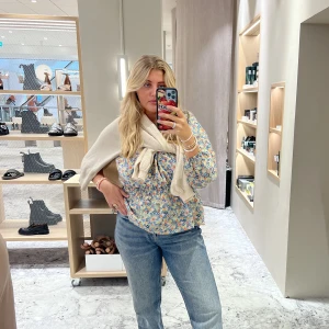 One shoulder blus - En heeelt underbar one shoulder blus från Arket🌈🌈 Funkar hur bra som helst nu i sen sommaren till ett par jeans!! 