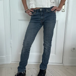 Jeans - Säljer dem här sjukt snygga jeansen. Köpta secondhand och  jag skulle säga att det är mid waist. 💕passar perfekt nu till hösten