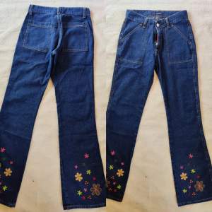 Bootcut jeans från tidigt 2000-tal med broderade blommor i byxbenen (fram- och baksida), i perfekt skick 💞 Midjemått: 73 cm/ Grenmått: 24 cm/ Innerbenslängd: 84 cm