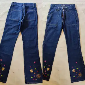Bootcut jeans från tidigt 2000-tal med broderade blommor i byxbenen (fram- och baksida), i perfekt skick 💞 Midjemått: 73 cm/ Grenmått: 24 cm/ Innerbenslängd: 84 cm