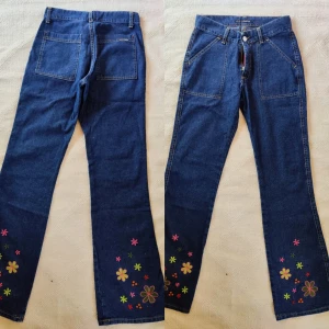 Y2K bootcut jeans flower embroidery  - Bootcut jeans från tidigt 2000-tal med broderade blommor i byxbenen (fram- och baksida), i perfekt skick 💞 Midjemått: 73 cm/ Grenmått: 24 cm/ Innerbenslängd: 84 cm
