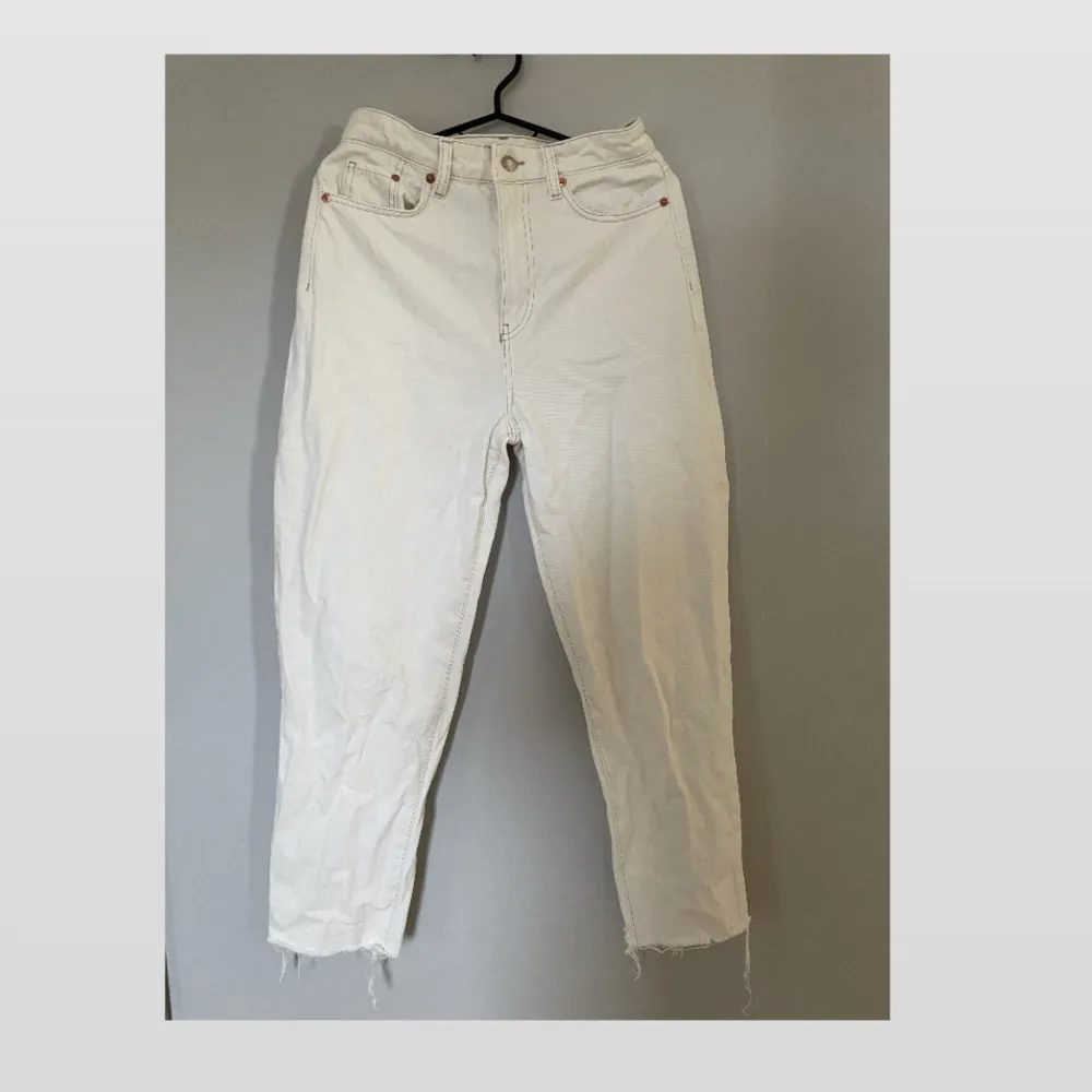 Säljer ett par aldrig använda Mom jeans från h&m, nypris 300kr säljer för 70kr + frakt, kom privat för mer info/bilder💓. Jeans & Byxor.