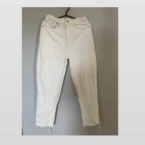 Säljer ett par aldrig använda Mom jeans från h&m, nypris 300kr säljer för 70kr + frakt, kom privat för mer info/bilder💓