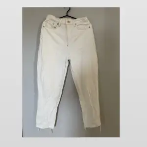 Säljer ett par aldrig använda Mom jeans från h&m, nypris 300kr säljer för 70kr + frakt, kom privat för mer info/bilder💓