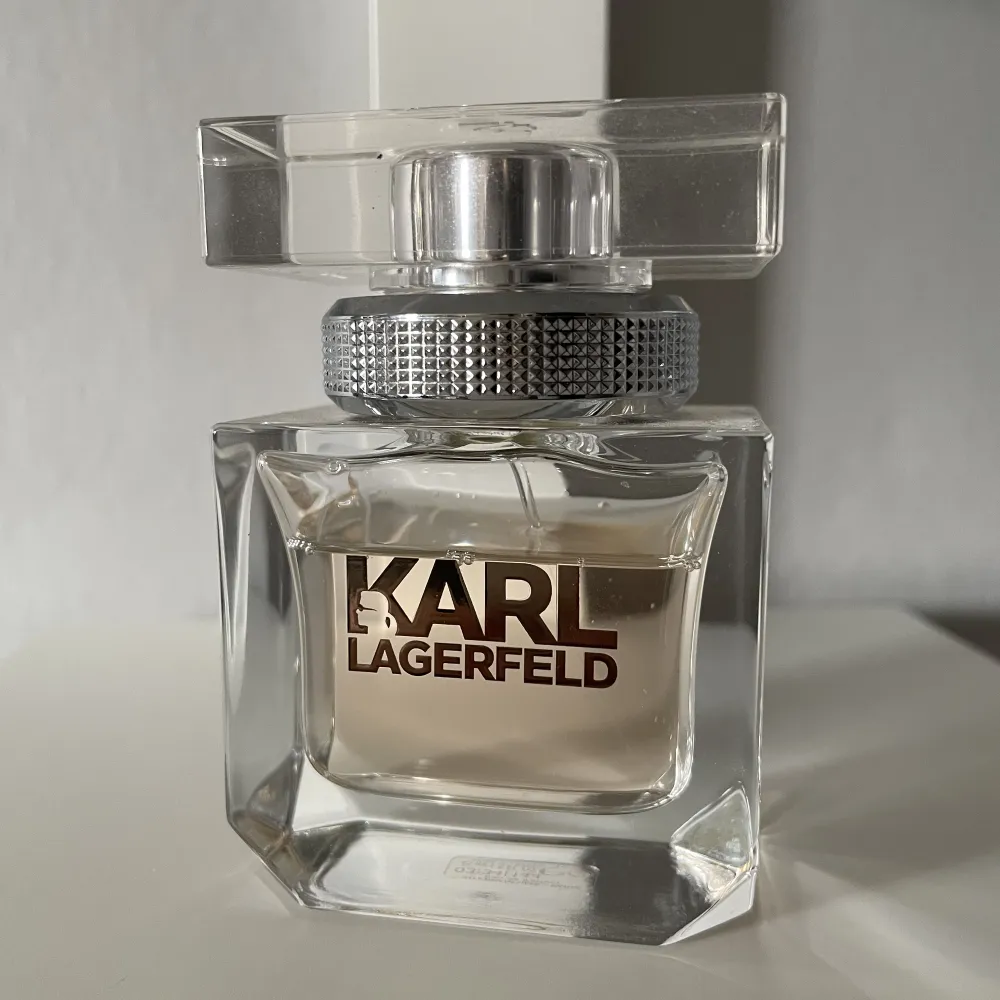 Säljer denna Karl Lagerfeld parfymen då den inte används, nypris 350kr säljer för 120+ frakt, kom privat för mer info💓. Övrigt.