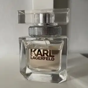 Säljer denna Karl Lagerfeld parfymen då den inte används, nypris 350kr säljer för 120+ frakt, kom privat för mer info💓