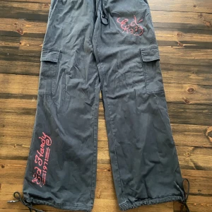 Ed Hardy byxor  - Ett par Ed Hardy byxor från urban outifitters i bra skick💕köparen står för frakten hör av er om ni har fler frågor ,
