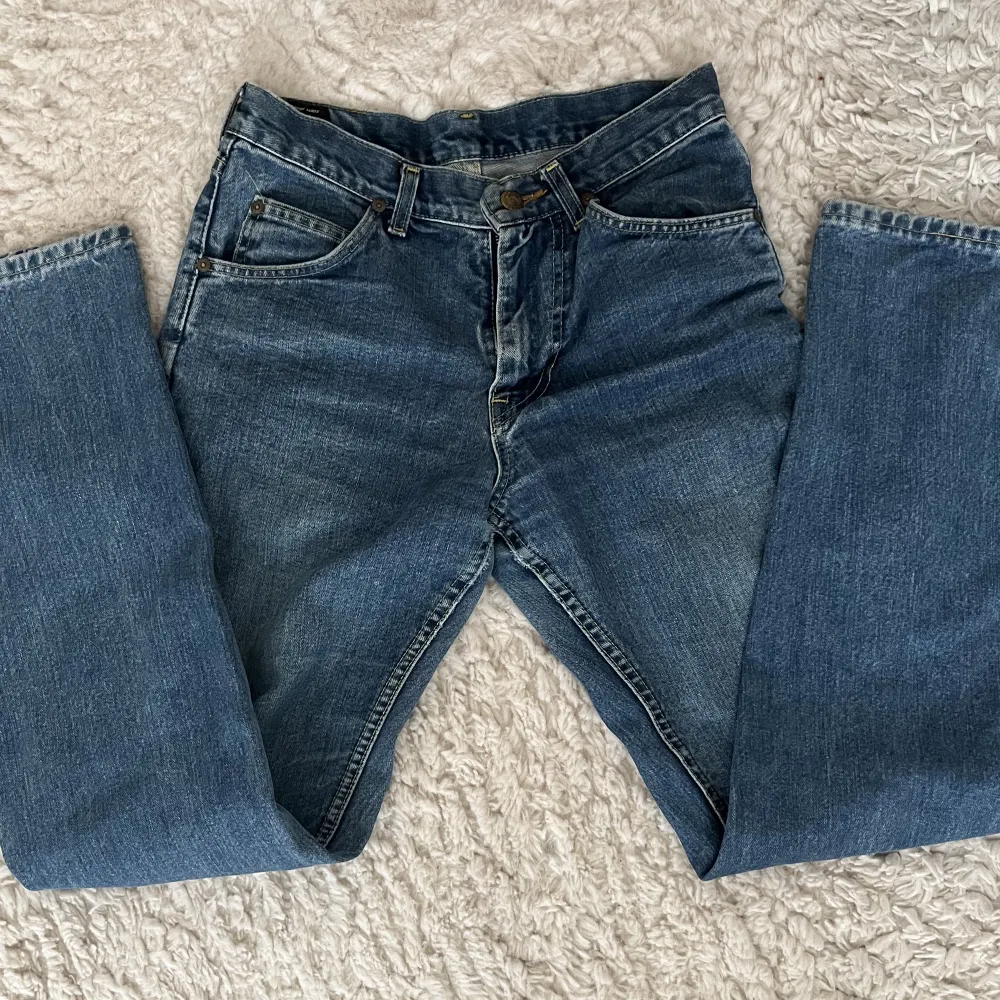 Medelmidjade vintage lee jeans, vida i benen och bra på mig som är 164 💘 Skriv för fler bilder eller frågor!🙌. Jeans & Byxor.