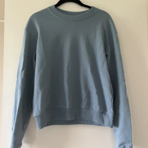 Ljusblå swetshirt  - Ljusblå swetshirt från NA-KD. Använd få gånger. Storlek XS.