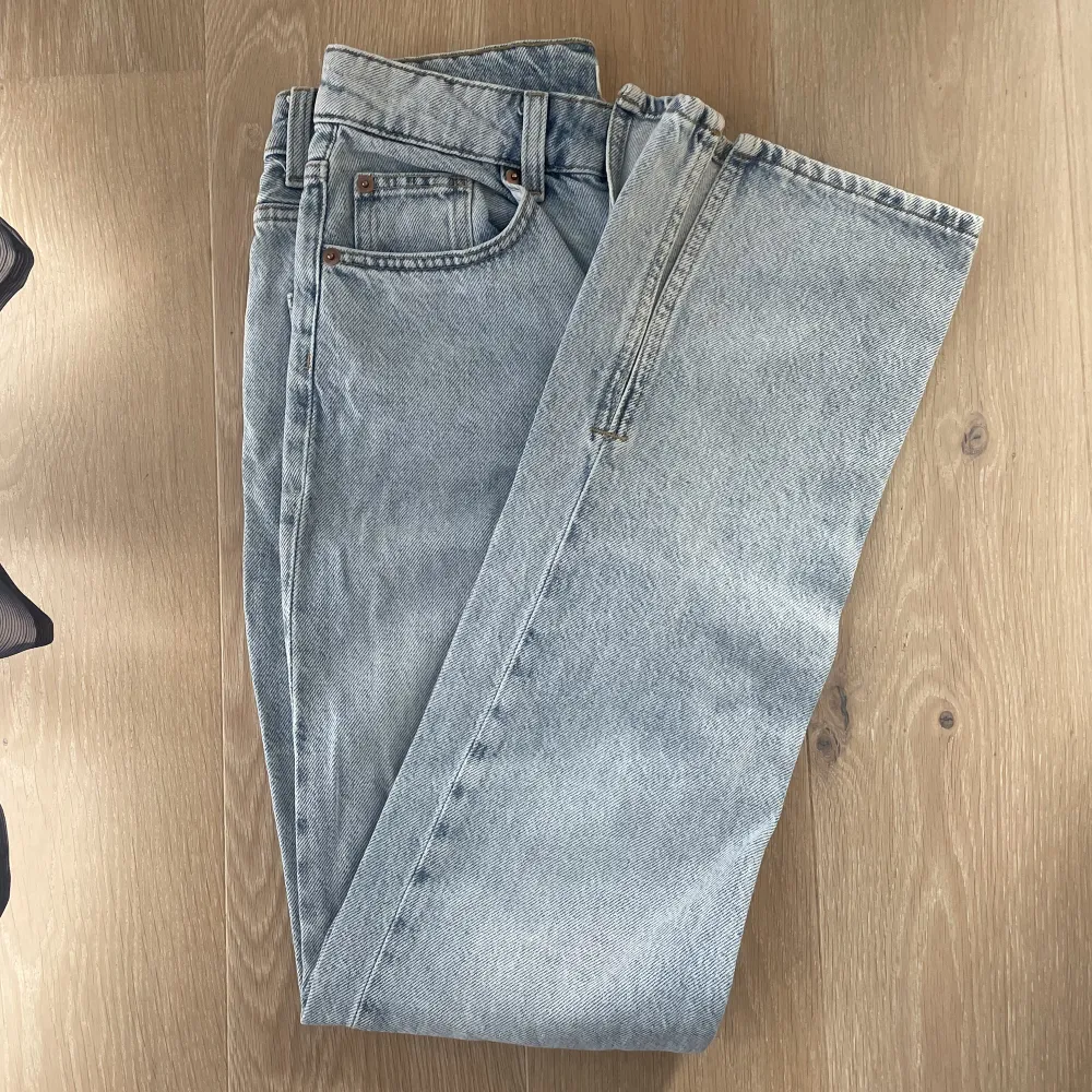 Snygga jeans köpt på H&M, knappt använda och har slits längst ner. Jeans & Byxor.
