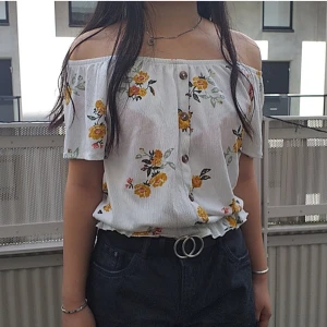 Sommar topp - Luftig blus köpt förra sommaren men blev tyvär inte använd 